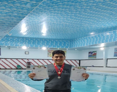 قهرمانی دانش آموز آموزشگاه امام حسین علیه السلام در مسابقات شنا شهرستان