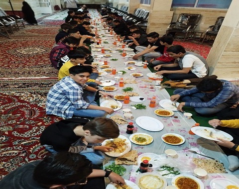 افطاری ویژه ی دانش آموزان روزه دار آموزشگاه
